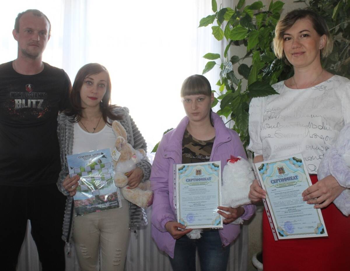 В Суземком районе вручены сертификаты на материнский капитал трем многодетным семьям